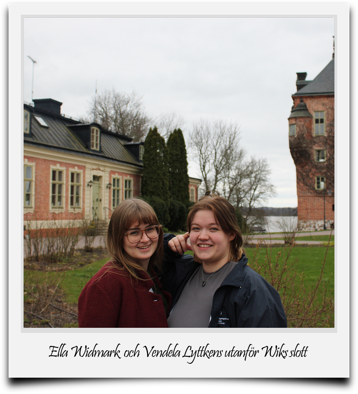 Polaroid bild med text: Ella Widmark och Vendela Lyttkens utanför Wiks slott i Uppsala.